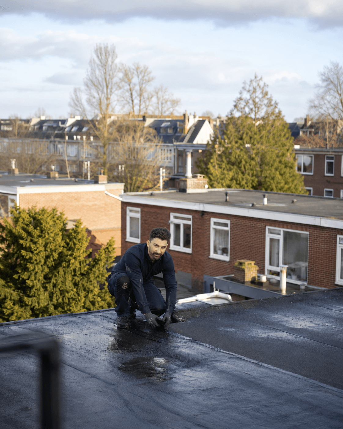 Werkzaamheden aan bitumen dakbedekking op een plat dak