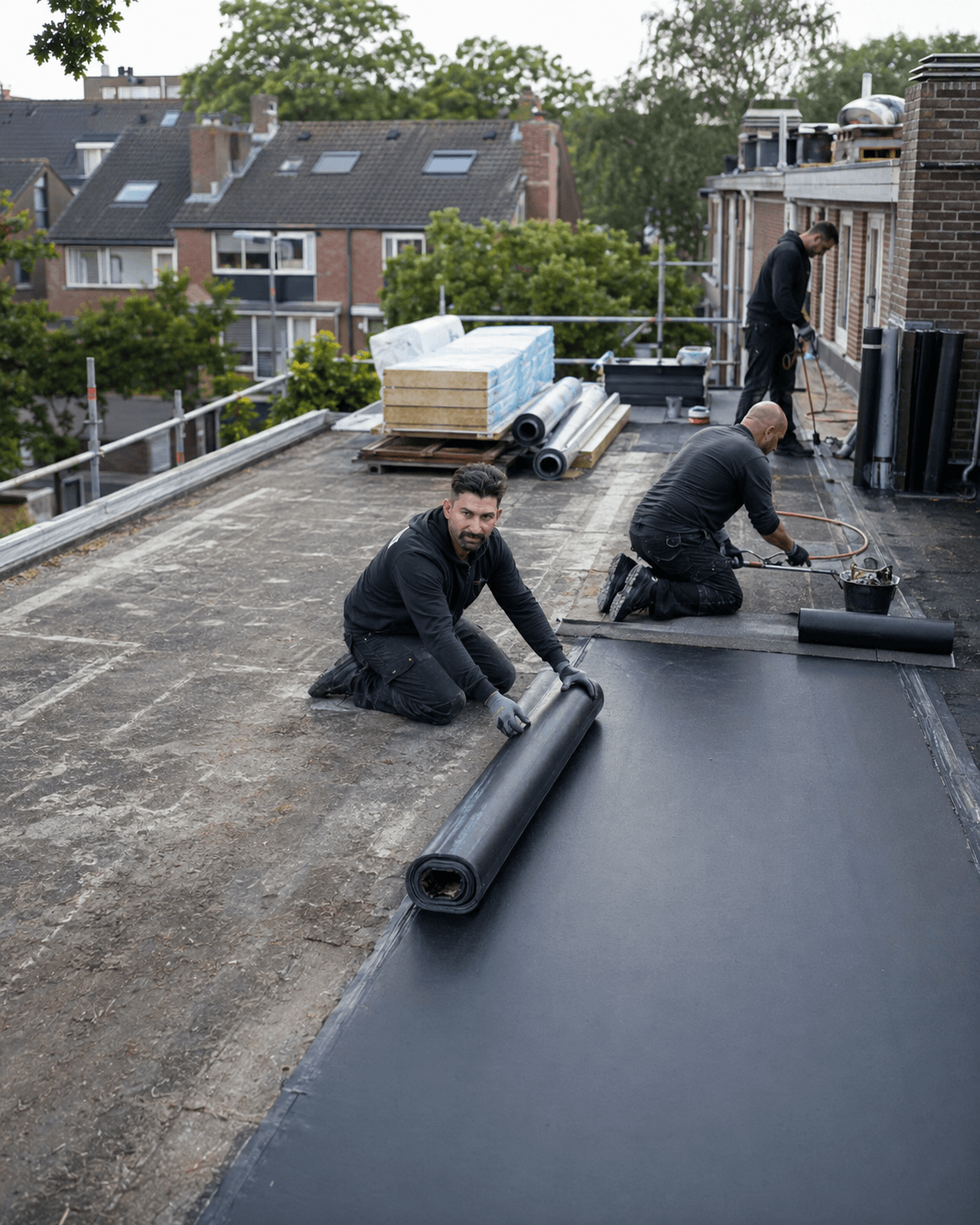 Dakrenovatie in uitvoering op een plat dak